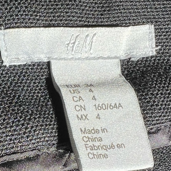 H&M short black skirt with front pockets and gold zippered back - Picture 8 of 9